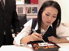 アジア人, フェラチオ, 足, 足フェチ, Hd, 日本人, オフィス, 穴開きパンティ