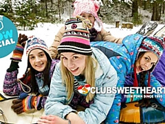 18 летние, В клубе, Парочка, Пальцем, Лизание, Крошечные, Киски, Молоденькие