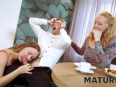 Blond, Oudere vrouw, 1 man 2 vrouwen, Hd, Moeder die ik wil neuken, Russisch, Stiefmoeder, Trio