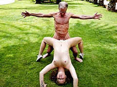 Blondine, Blasen, Spermaladung, Lecken, Im freien, Öffentlich, Jungendliche (18+), Flotter dreier