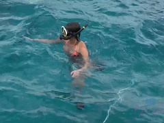 Grosse titten, Bikini, Braunhaarige, Sperma im mund, Kleid, Fussjob, Handjob, Abendanzug