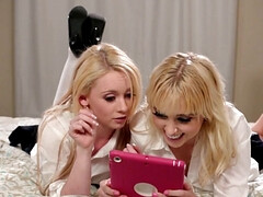 Blond, Vingeren, Hd, Lesbisch, Likken, Rok, Tiener, Tieten likken