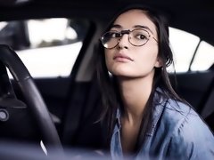 Brunette brune, Doigter, Embrassement, Léchez, Masturbation, De plein air, Dénudage, Nénés