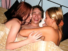 Любители, Большие сиськи, Минет, Собачьи, Две девушки, Поцелуи, Натуральные сиськи, Втроем