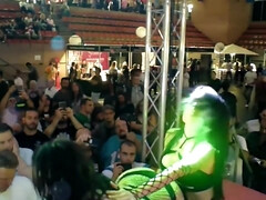 Grosser arsch, Grosse titten, Blasen, Braunhaarige, Kehlenfick, Hd, Nippel, Öffentlich