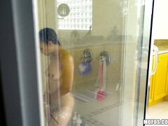 Leie, Blasen, Braunhaarige, Aufs gesicht abspritzen, Zierlich, Dusche, Titten, Nass