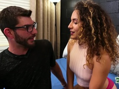 Morena, Estilo perrito, Residencia universitaria, Cuadrupleta, Lamidas, Tetas naturales, Perforación, Tetas