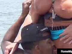 Plage, Grosse bite, Noire, Sucer une bite, Éjaculation interne, Tir de sperme, Mature, De plein air