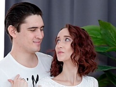 Blasen, Braunhaarige, Hundestellung, Küssen, Dürr, Entkleiden, Jungendliche (18+), Titten