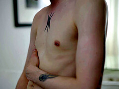 Tir de sperme, Homosexuelle, Branlette thaïlandaise, Masturbation, Mamelons, Piercing, Solo, Tatouage