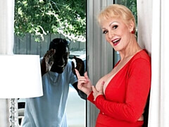 Grosse bite, Gros seins, Noire, Blonde, Sucer une bite, En levrette, Mature, Cheveux courts