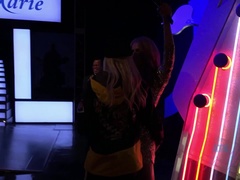 Enthousiasteling, Badkamer, Grote mammen, Blond, Vriendin, Gezichtspunt, Openbaar, Roken