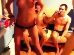 Amateur, Brunette brune, Plan cul à trois, Webcam