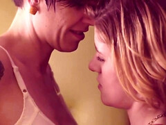 Blond, Bruinharig, Groep, Ondergoed, Tepels, Feest, Tatoeage, Tieten likken