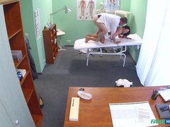 Betrug, Fingern, Handjob, Krankenschwester, Büro, Arsch lecken, Uniform, Spanner
