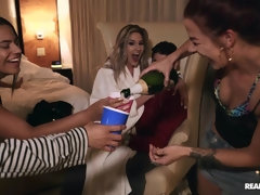 お尻, 浴室, ブロンド, フェラチオ, バック, 手コキする, オマンコ, 剃毛