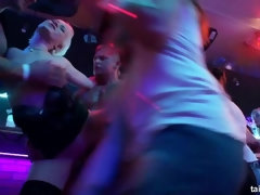 Gros seins, Habillées, Groupe, Hard, Interracial, Orgie, Plan cul à trois, Mouillée