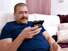 Grosser arsch, Grosse titten, Brille, Interrassisch, Jeans, Masturbation, Öl, Tätowierung