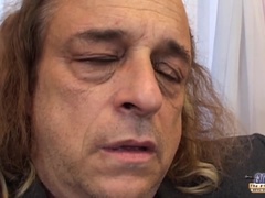 Sucer une bite, Brunette brune, Gorge profonde, Maigrichonne, Adolescente