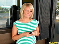Grosser arsch, Grosser schwanz, Blondine, Blasen, Hundestellung, Pov, Kurzes haar