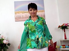 Braunhaarige, Geile alte tussi, Masturbation, Reif, Milf, Mutti, Natürlichen titten, Stiefmutter