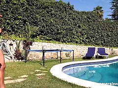 Sucer une bite, Gorge profonde, Groupe, Orgie, Fête, Piscine, Chatte, Rasée