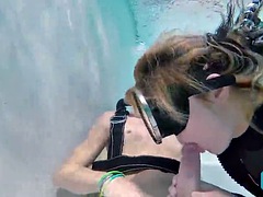 Lieveling, Grote lul, Grote mammen, Blond, Pijpbeurt, Openbaar, Tieten likken, Onderwater