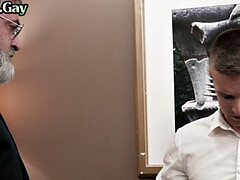 18 ans, Lécher le cul, Domination, Homosexuelle, Poilue, Mature, Bureau, Maigrichonne