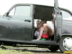 Mamada, Coche, Consolador, Penetracion con dedos, Lamidas, Al aire libre, Pov, Coño