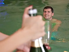 舐める尻, 美女, 美人, ブロンド, 顔射, フェティッシュ, 手コキする, プール