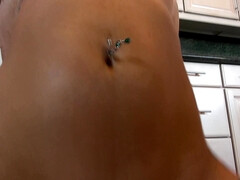 Arsch, Grosser arsch, Blasen, Braunhaarige, Spermaladung, Aufs gesicht abspritzen, Küche, Piercing