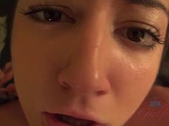 Enthousiasteling, Sperma, Voetbeurt, Vriendin, Gezichtspunt, Geschoren, Spuiten, Tieten likken