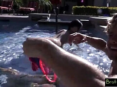Bikini, Blasen, Braunhaarige, Frau, Handjob, Latina, Orgasmus, Muschi