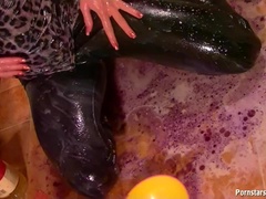 Frau, Leder, Masturbation, Natürlich, Natürlichen titten, Öl, Solo, Titten