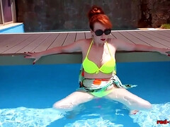 Bikini, Británico, Hembra, Orgasmo, Al aire libre, Piscina, Pelirrojo, Afeitado