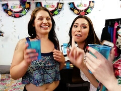 Blond, Bruinharig, Slaapzaal, Lesbisch, Likken, Feest, Kut duiken, Tieten likken