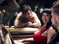 Grosser arsch, Grosser schwanz, Grosse titten, Blasen, Braunhaarige, Hundestellung, Im freien, Titten