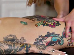 Chica, Tetas grandes, Lesbiana, Masaje, Madres para coger, Aceite, Tatuaje