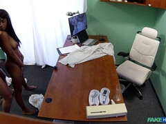 Rondborstig, Arts, Zwart, Brillen, Natuurlijke tieten, Tieten likken