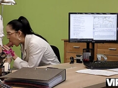 VIP4K. Morena de pechos tatuados se convierte en puta en la oficina de préstamos