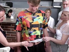 Grote lul, Grote mammen, Pijpbeurt, Hondjeshouding, Hd, Rijpe lesbienne, Geschoren, Zuigen