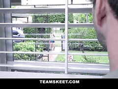 Baby sitter, Sucer une bite, Queue, En levrette, Faciale, Innocente, Chatte, Adolescente