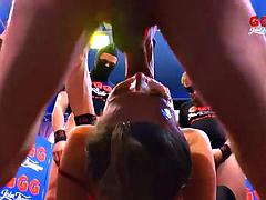 In den arsch, Tussi, Grosse titten, Blasen, Braunhaarige, Handjob, Reif, Reiten