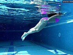 デカパイ, 女, 小柄, プール, シャワー, 一人, ティーン, 水中