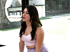 18 jahre, Arsch, Braunhaarige, Kehlenfick, Natürlichen titten, Tätowierung, Tanga, Titten