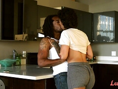 Grote lul, Grote mammen, Pijpbeurt, Rondborstig, Sperma, Zwart, Klein, Tieten likken