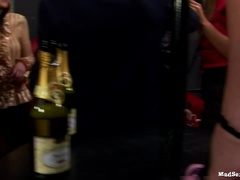 デカチン, 茶髪の, 衣服着たままセックス, 女, レズビアン, サテン, フェラする, スインガー