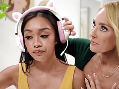 Blondine, Braunhaarige, Frau, Küssen, Lesbisch, Lecken, Orgasmus, Titten