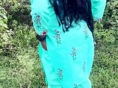 Grosser kitzler, Grosse titten, Paar, Hd, Indisch, Natürlichen titten, Im freien, Pissen