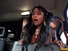 Amateur, Mamada, Coche, Estilo perrito, Vestido, Perforación, Pov, Tatuaje